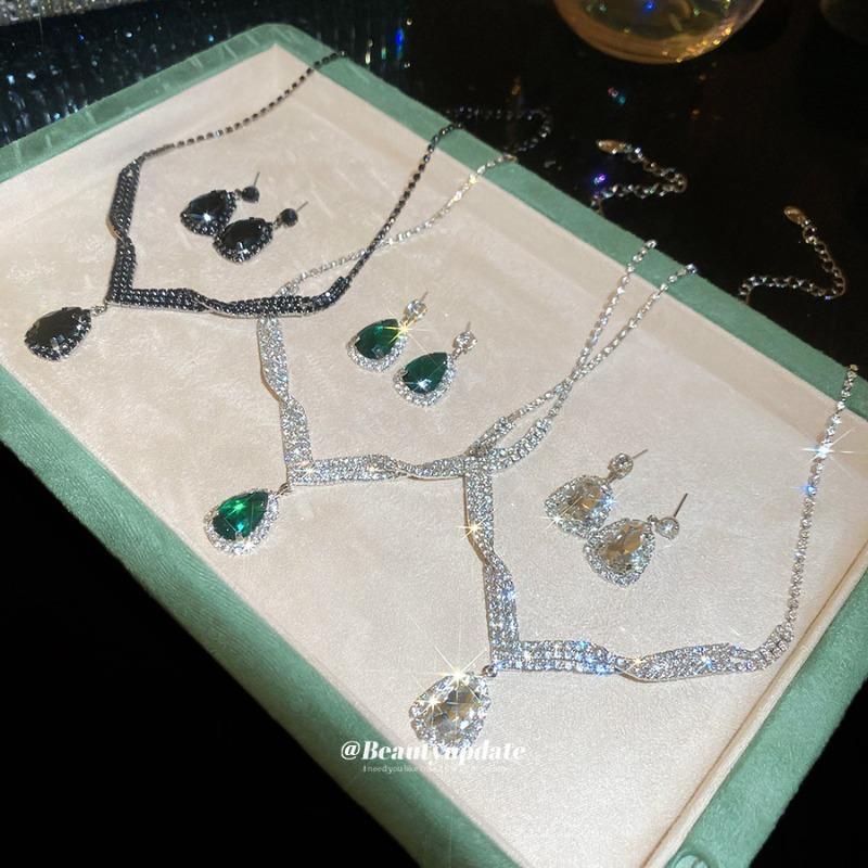 Set di orecchini a pendente a goccia con diamanti Meier e collana - collezione di gioielli di lusso e di alta gamma