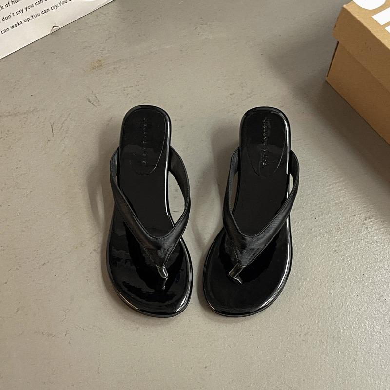 The New Style of Chevron Shoes Thick-soled Height-increasing and Cool Flip-flops