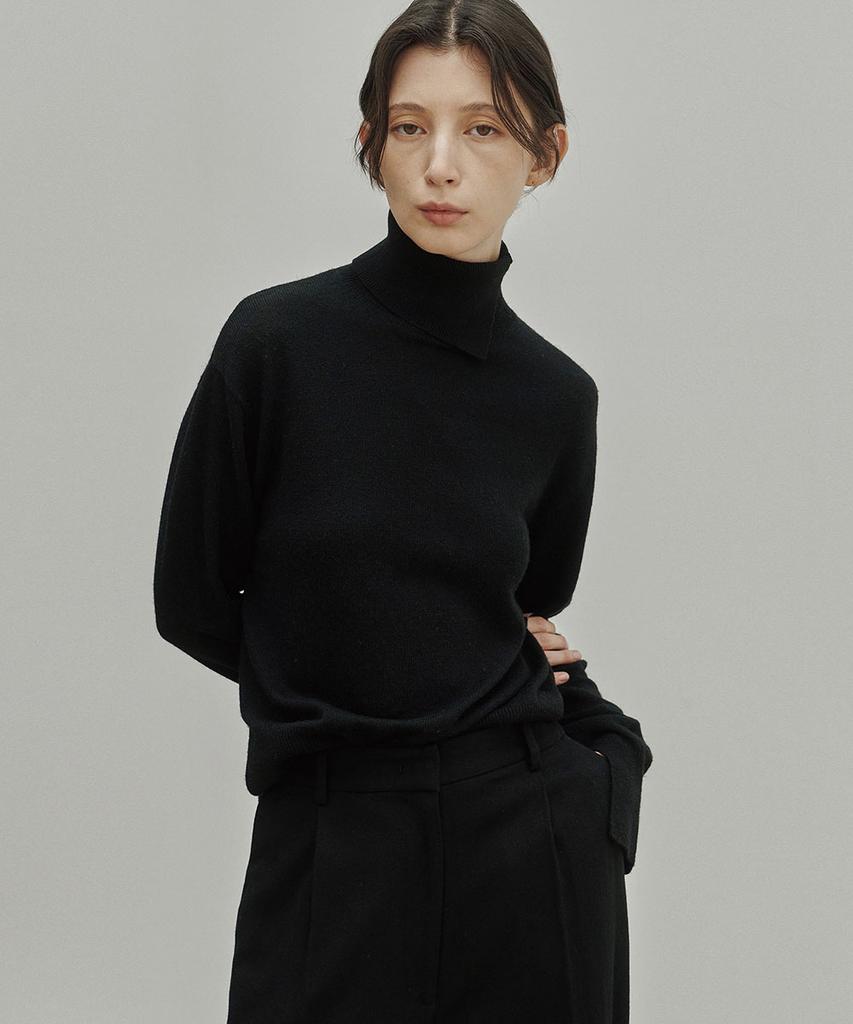 NOIRER FOR WOMAN Cashmere Slit Turtleneck (Black)