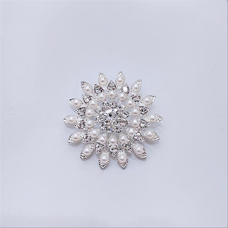 Unisex Sunflower Brooch: Elegant Suit Accessory, Versatile Coat Pin, Stylish Corsage