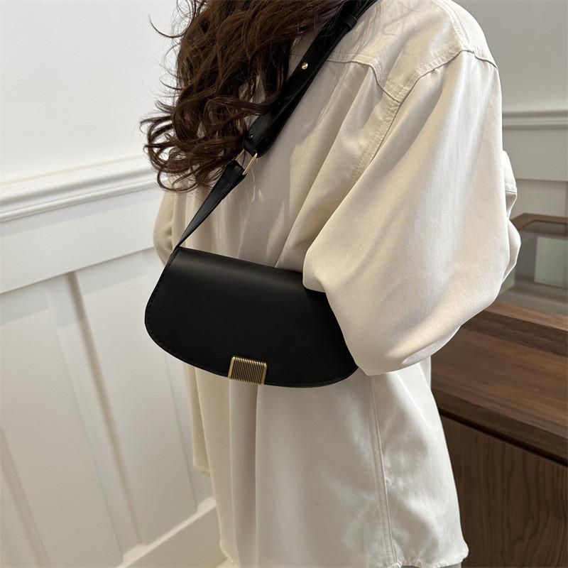 Small Uncommon Design Women's Bag 2024 New Fashion Crossbody Bag Textured Underarm Saddle Bag