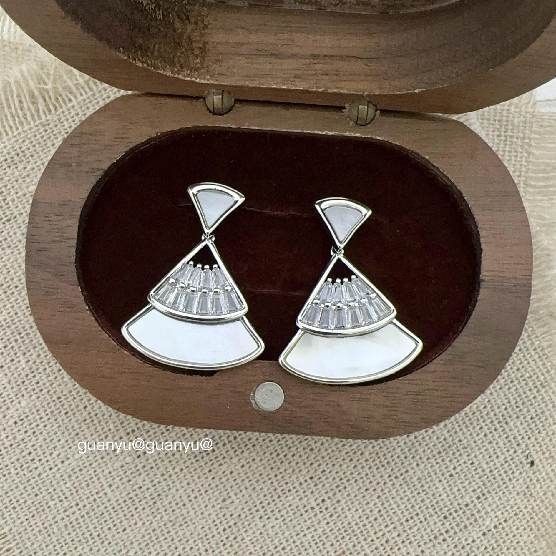 

Elegant Zircon Shell Stud Earrings: High-End, Stylish, Lightweight, Versatile, Simple, and Chic for Women