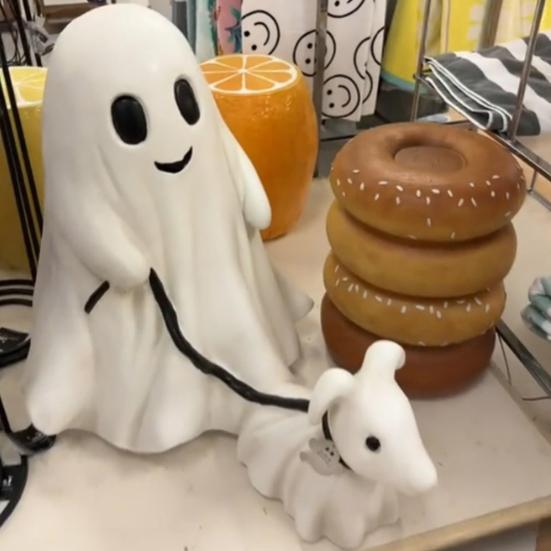 Halloween Ghost Walking Dog Statue Spooky Garland Ghost Walking Puppy Figurine Resin Sculpture Indoor Outdoor Desktop Decoration Ornament