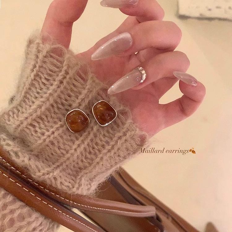 Latte Retro Brown Stud Earrings, Women's Bestselling Autumn/Winter 2024 High-End Ear Clips
