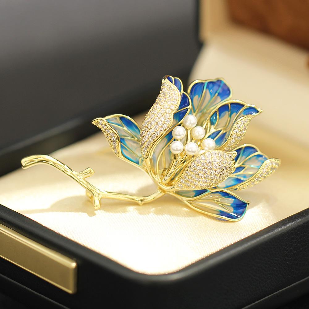The New Chinese Style Temperament Is Luxurious, Elegant and Exquisite, and the Classic Iris Brooch Is an Anti-light Accessory.