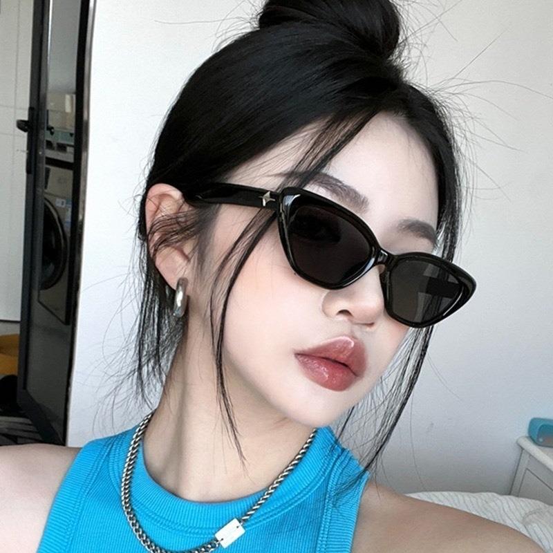 1pcs New triangular cat-eye sunglasses Light PC frame, HD AC lenses Perfect for beach & stylish posing