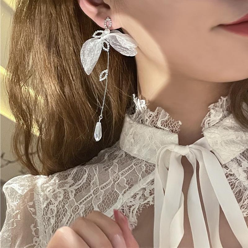 Super Fairy Gauze Flower Diamond Earrings Female New Online Celebrity Ear Jewelry Temperament Long Crystal Tassel Earrings.