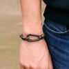 Pulsera de Aventura al Aire Libre y Montañismo para Hombres Hecha a Mano Ajustable de Paracord con Mosquetón Negro Joyería Punk Masculina Pulsera