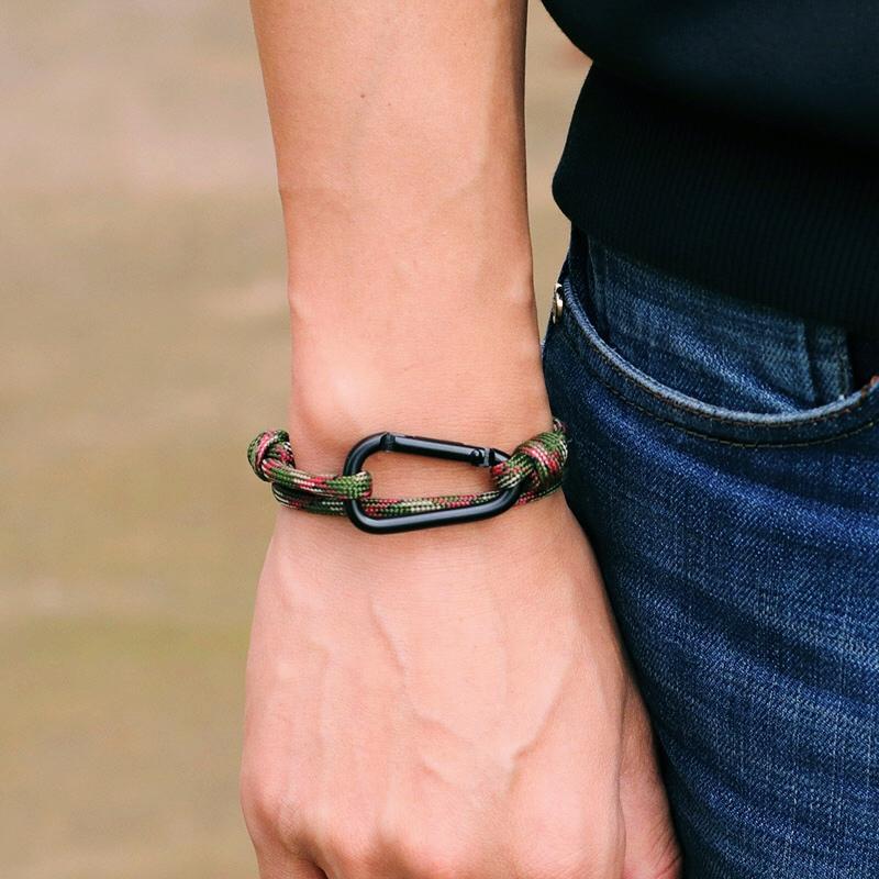 Pulsera de Aventura al Aire Libre y Montañismo para Hombres Hecha a Mano Ajustable de Paracord con Mosquetón Negro Joyería Punk Masculina Pulsera