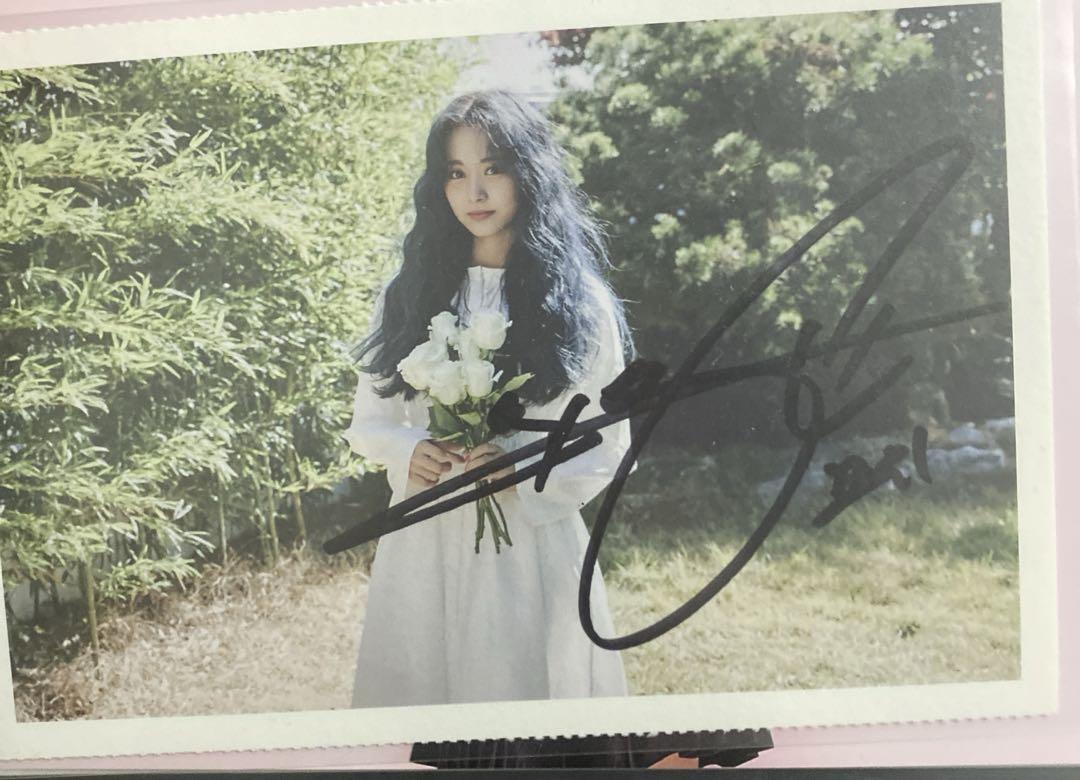 

[USED] TWICE autographed postcard