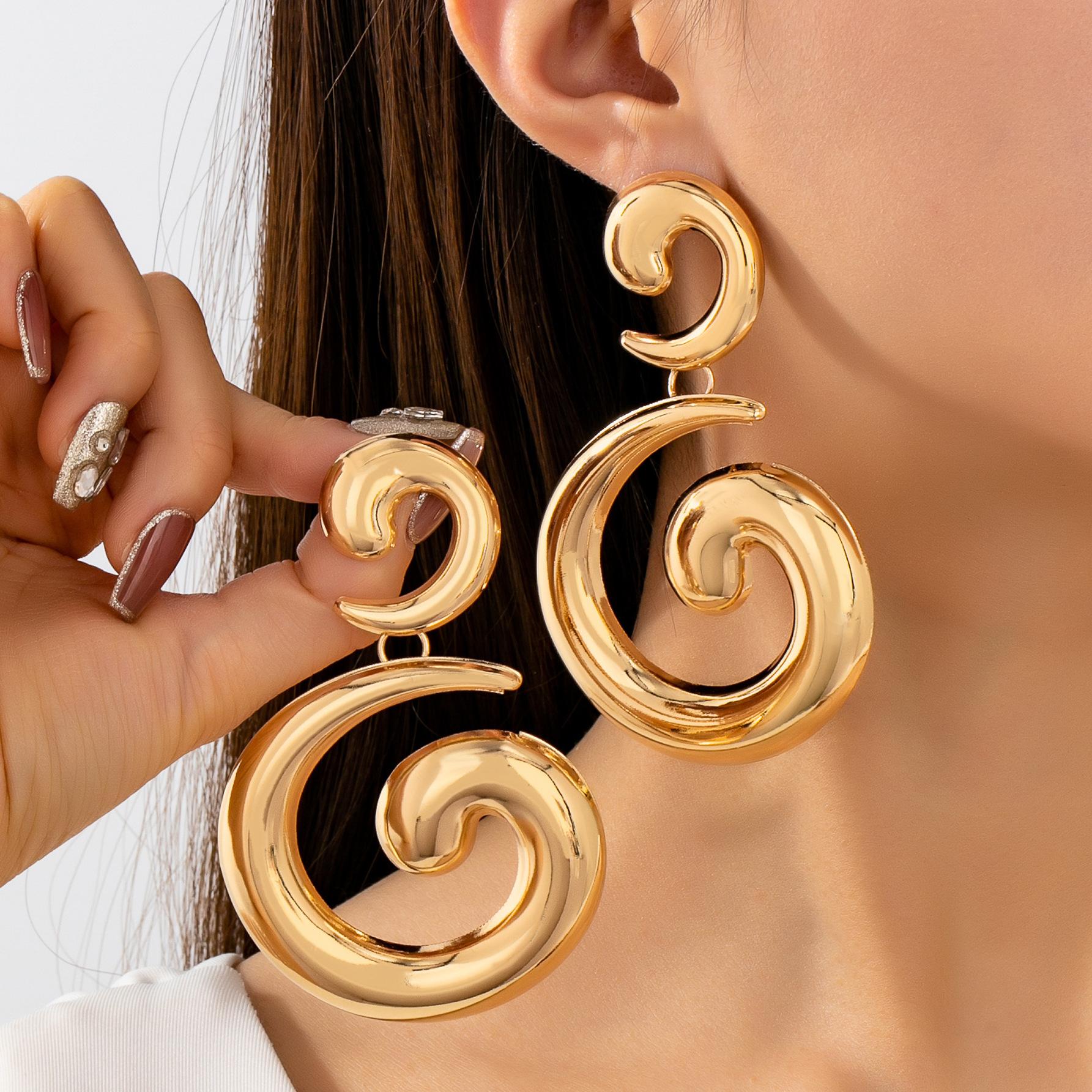 

Модные серьги-подвески для женщин золотой