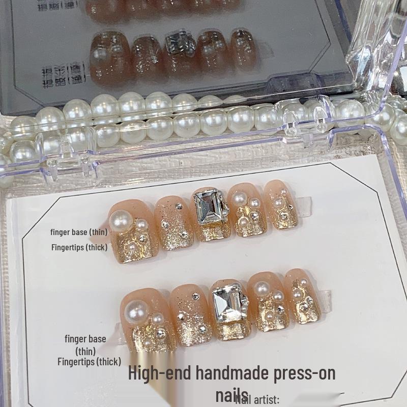 

Изготовленные вручную ногти для светотерапии с жемчугом и бриллиантами