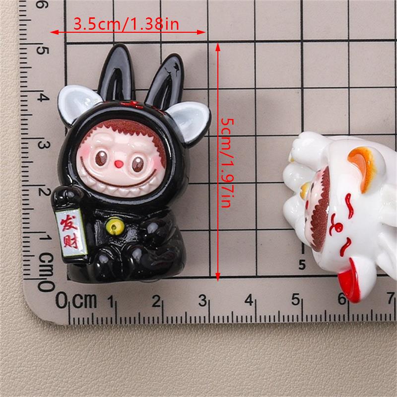 Une Mini Figurine Labubu Chat Porte-Bonheur Mignonne Poupée Labubu Jouet Décoration Festive pour la Maison Ornements de Voiture Accessoires DIY Cadeaux pour Enfants