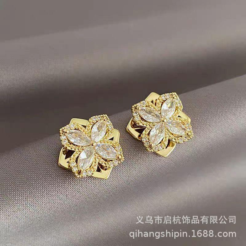 Rotatable Titanium Steel Four-Petaled Flower Necklace, Female Style Fresh And Simple Temperament Inlaid With Zircon Pendant Accessories