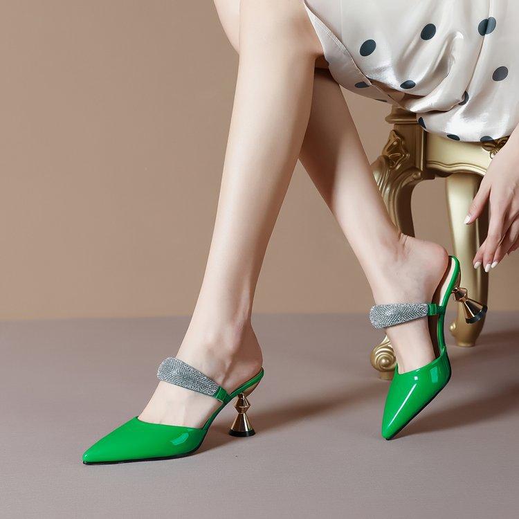 

Французская сексуальная модная верхняя одежда со стразами, классные тапочки для женщин, лето 2025, новые полутапочки с острым носком и высоким каблуком 34 зелёный
