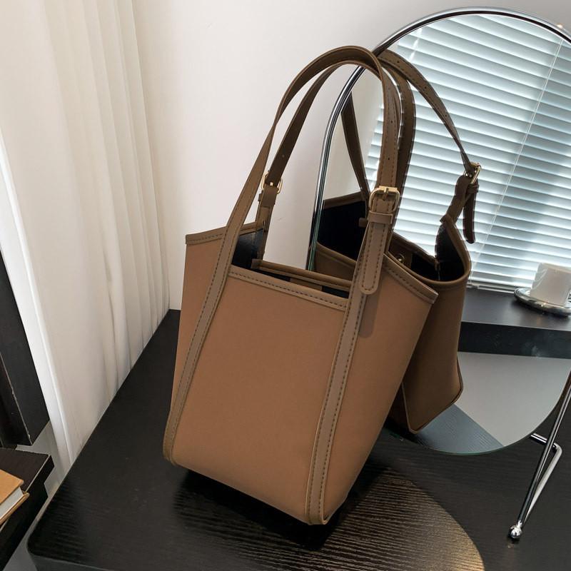 2024 Trendy Women s Large Tote Bag Chic Minimal Design In Black Red And Brown Colors коричневый