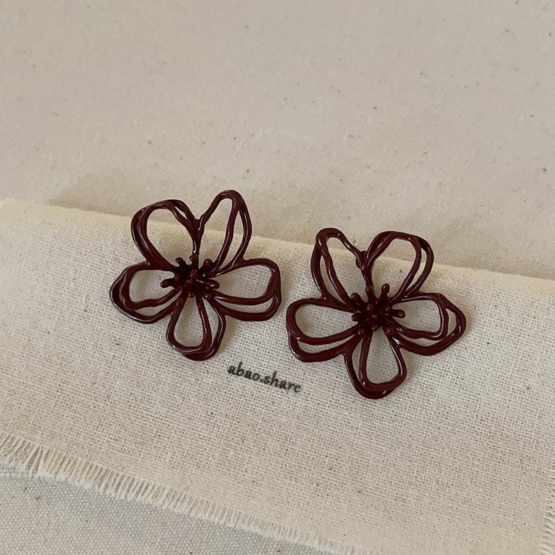 Elegant Retro Ancola Red Openwork Flower Stud Earrings