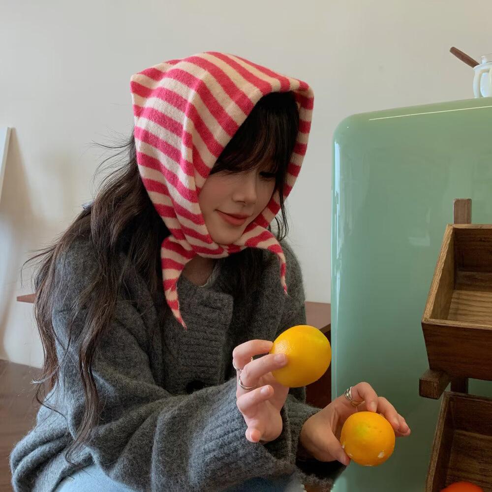 Autumn and winter small triangle scarf, striped knitted scarf, premium triangle scarf, new warm triangle scarf for women