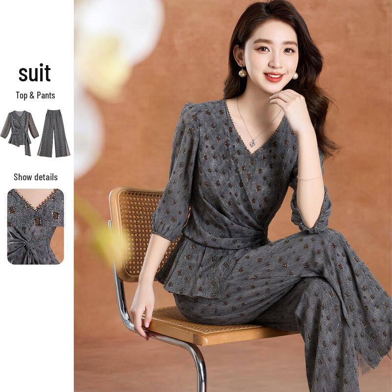 

Женский комплект из двух предметов: топ с V-образным вырезом и бусинами и брюки-клеш M