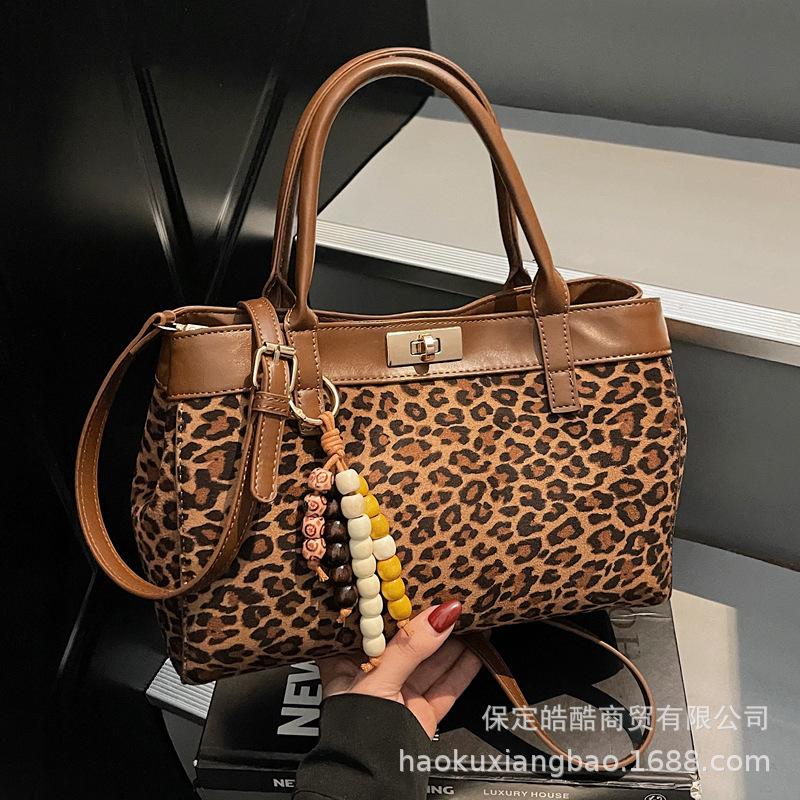 Leopard print bag women's large-capacity 2025 new autumn and winter niche design messenger bag popular ins portable commuter bag