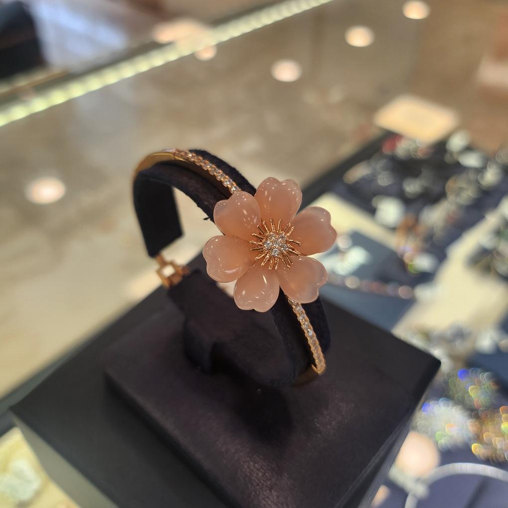 Atria Rose Quartz Flower B Raw Stone Flower Bracelet AROBAET0001PKF