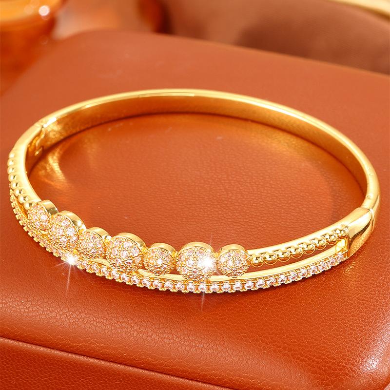 Women's hot-selling bracelets, copper-plated fashionable and simple bracelets, zircon inlaid temperament women's bracelets, popular bracelets.