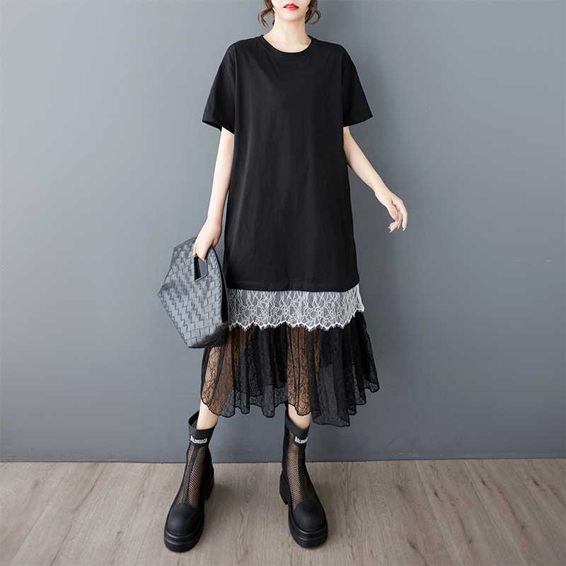 Dámské volné ležérní tričkové šaty střední délky s krajkovou nášivkou