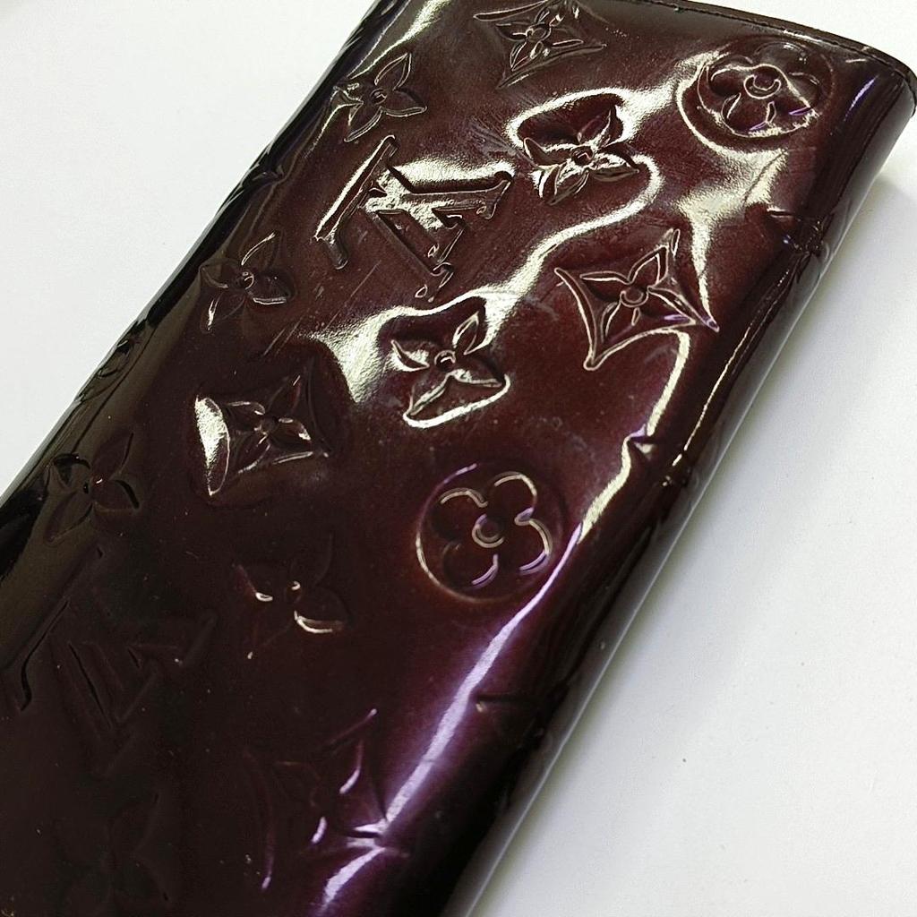 [Pre-Owned] Sarah Wallet Snap Closure Logo Embossed Folded Patent Leather - Very Good #WVIH1Q