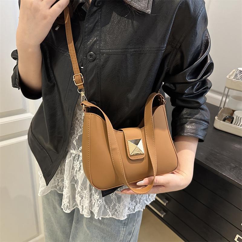 Simple new Korean version ins shoulder bag women's commuting foreign style fashion temperament exquisite solid color oily leather messenger bag