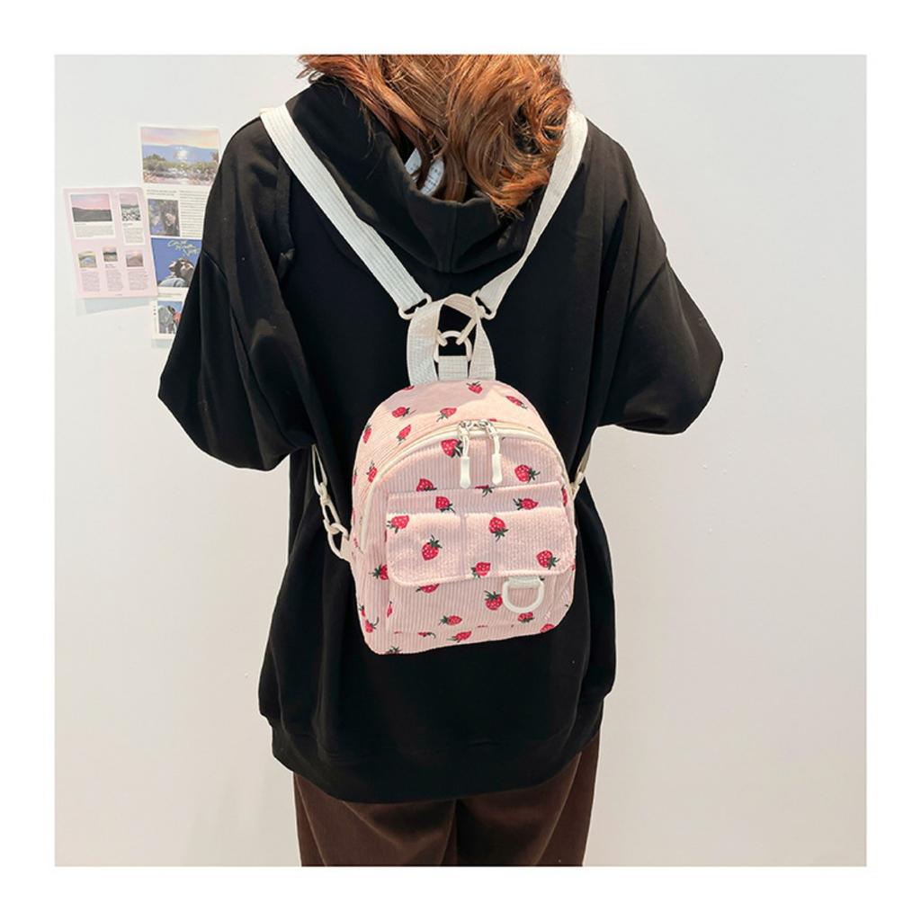 Ein einzigartiger Erdbeer-Mini-Rucksack aus leichter Polyesterfaser. Ausgestattet mit verstellbaren Schultergurten, Reißverschluss und Handwäsche-Funktion