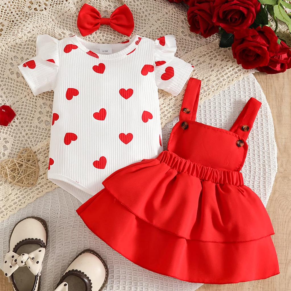 Baby Mädchen Sommer Kurzarm Strampler mit Herz-Print Latzkleid und Schleifen-Haarband 3-teiliges Set Kleinkind Outfit