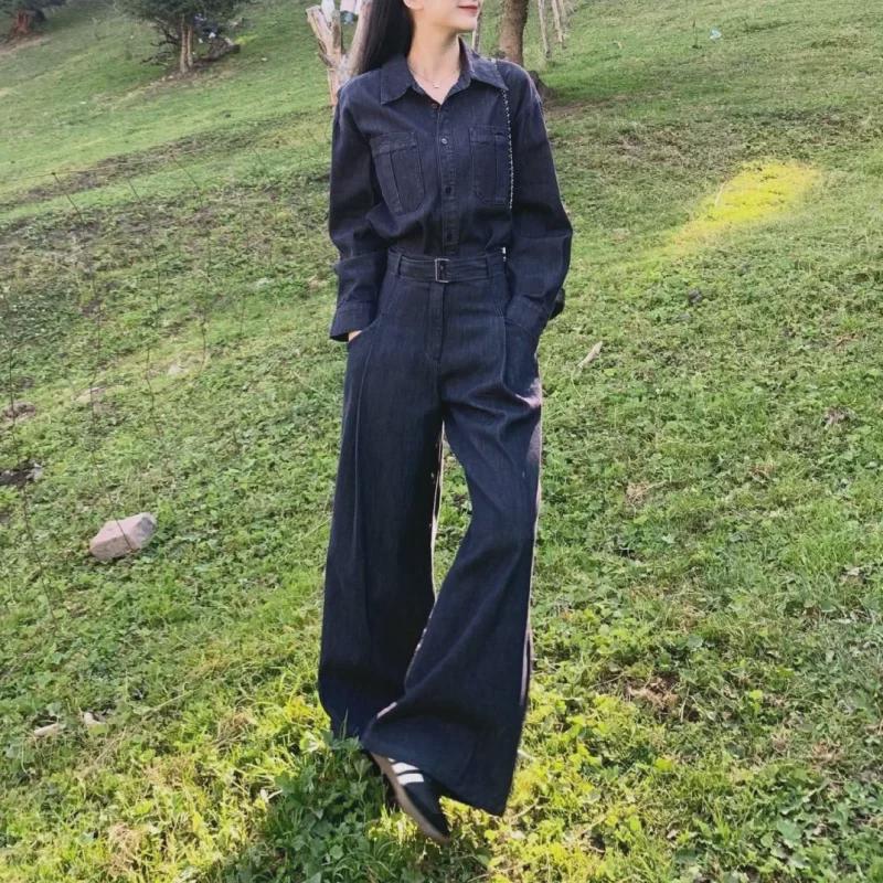 Minimalistisches Set aus Jeanshemd und Hose mit weitem Bein und lockerer Passform