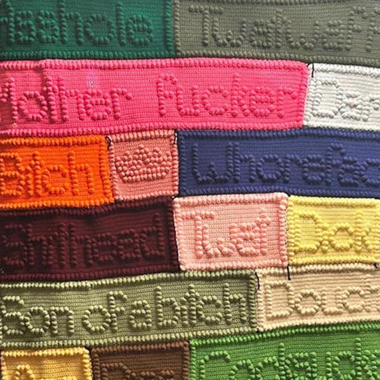 Zabawny koc z przekleństwem Ręcznie robiony kolorowy koc patchworkowy Humoryczny koc dziergany Miękki pled na kanapę, łóżko, krzesło biurowe, prezent gag