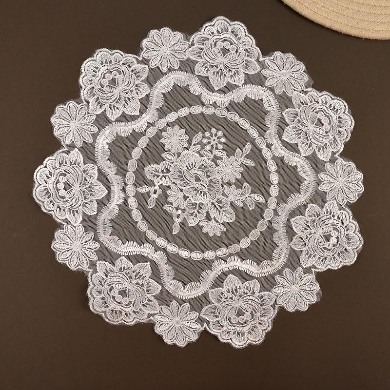 Broderte duker i mesh-stoff med blondekant - Dekorative brikker for nattbord, kaffebord eller fotorekvisitter.