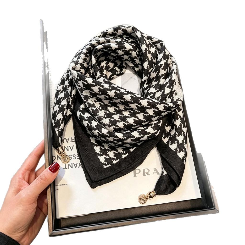 Xiaoxiangfeng new foreign air magnetic buckle scarf high-end triangular scarf versatile neck protection scarf printed windproof square scarf
