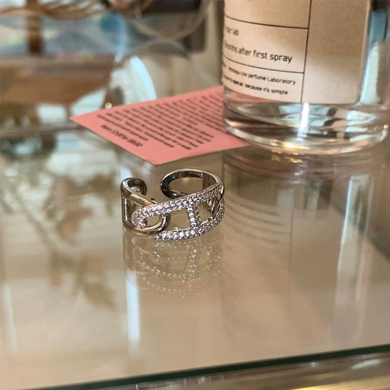 

Lightweight Fashionable Copper Ring With Dazzling Rhinestones And Trendy Design