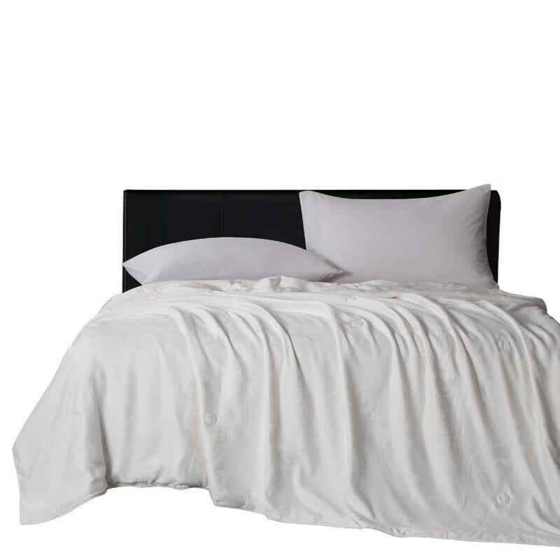 Faunen Mulberry Silk Quilt