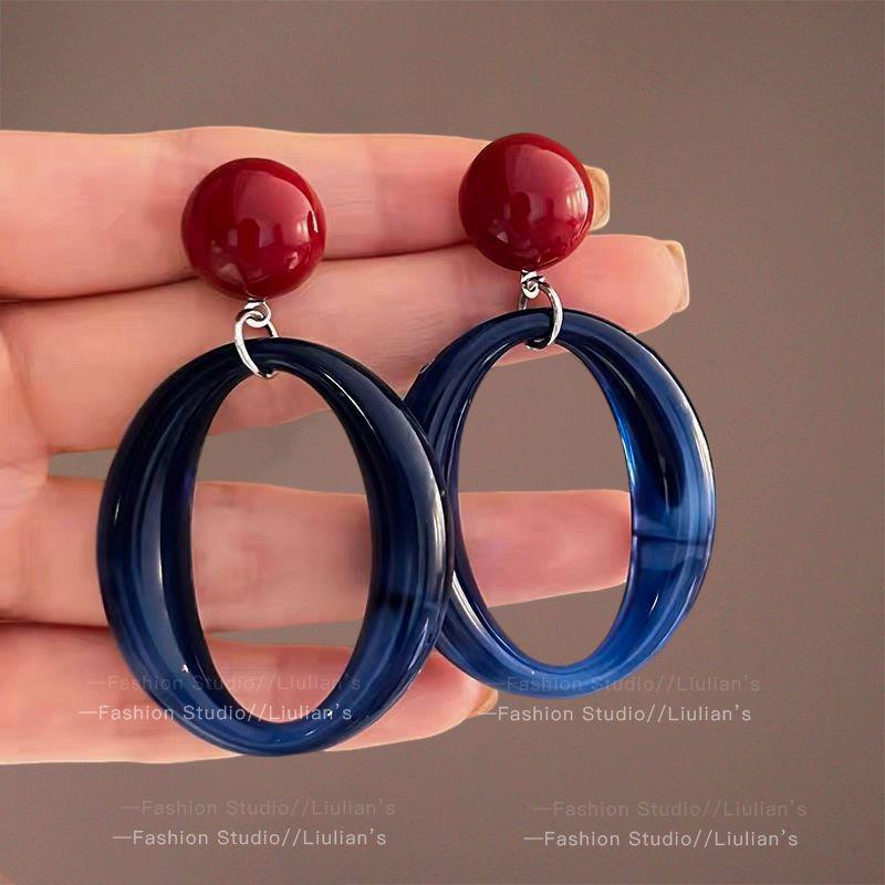 Elegant Pearl Stud Earrings: Simple, High-End Design for Autumn/Winter 2024