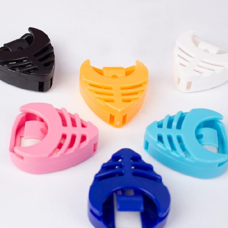 6 sztuk Trójkątny Uchwyt na Kostki do Gitary z Samoprzylepnym Tyłem i Sprężynowym Plastikowym Klipsem na Kostkę Gitarową Wytrzymały