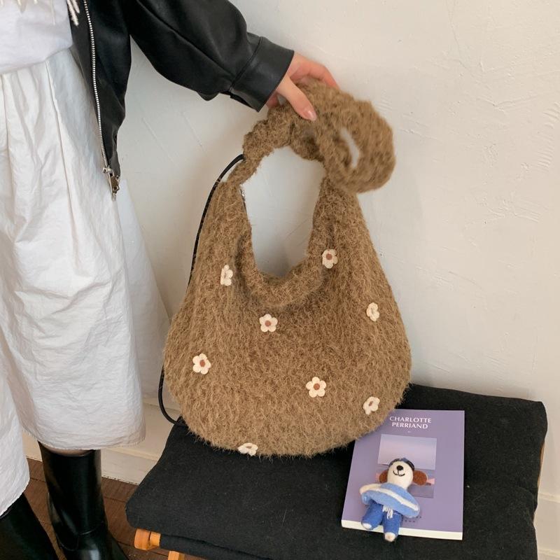 Autumn and winter new plush three-dimensional flower messenger bag drawstring shoulder strap shoulder bag high value portable commuter bag tide bag