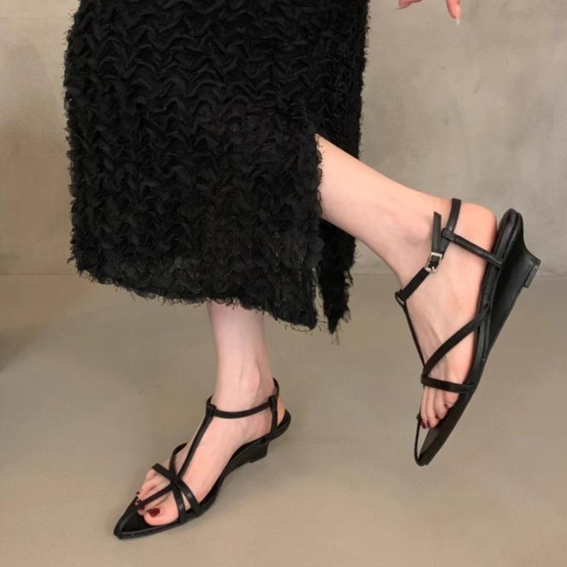 

Vintage cross strap Roman sandals women s outer wear 2025 summer new French with skirt wedge heel pointed sandals 40 чорний