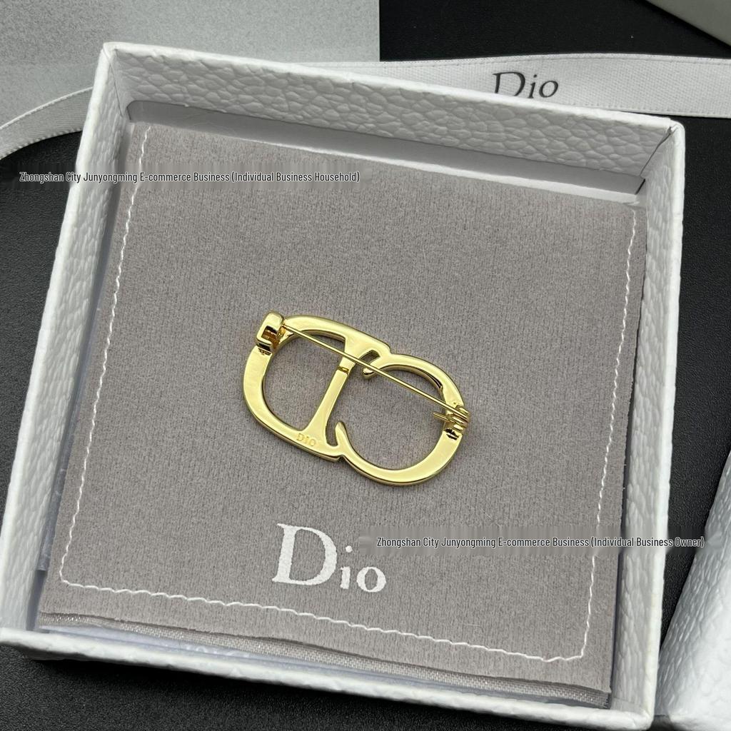 Polierte Gold-Buchstaben-CD-Brosche für Damen - Minimalistischer, vielseitiger Kupferstift mit echter Vergoldung für Anzugzubehör