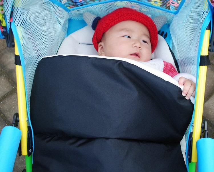 Multifunktionaler Kinderwagen-Fußsack: Winddichter, wasserdichter und warmer Schlafsack
