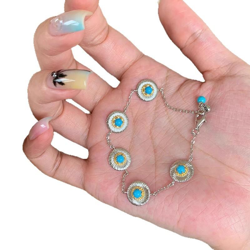 Vintage vintage Imitation turquoise silver daisy bracelet, a delicate and luxurious piece of jewelry that enhances the complexion