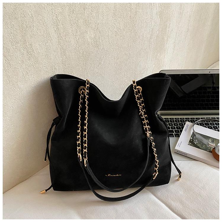 

High value, simple temperament, large capacity commuting, fashionable, small and fresh leisure chain, underarm tote shoulder bag.