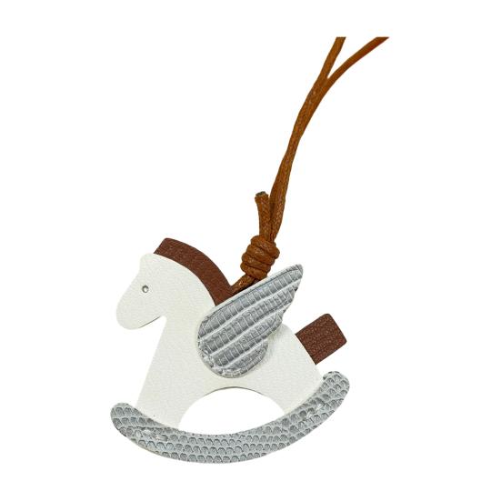 Väskhänge Miljövänlig Gunghästnyckelring i konstläder med repsnodd Vingdesign Väskor Biltillbehör