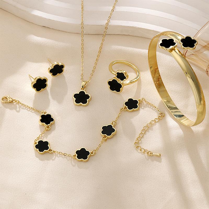 Lucky Flower Jewelry Set, Acrylic Bangle Bracelet Five-Leaf Clover Necklace Ring Earrings for Women чёрный