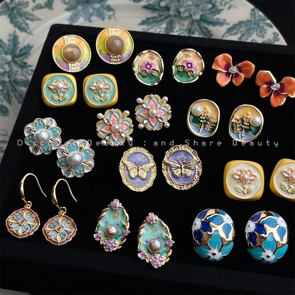 Französischer Ölmalerei-Stil Emaille Tropfenohrringe: Künstlerische Ohrstecker im Hofstil mit einem literarischen Retro-Flair.