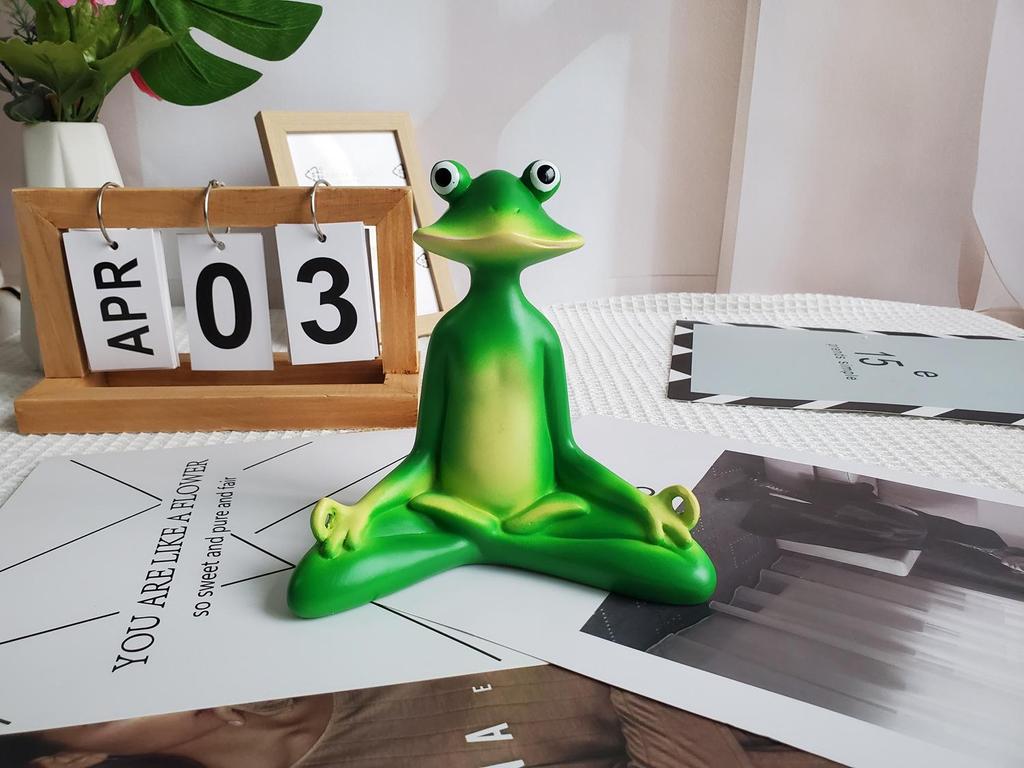 Zen Meditation Frog Monk Alien Resin Ornament for Yoga and Courtyard Decor