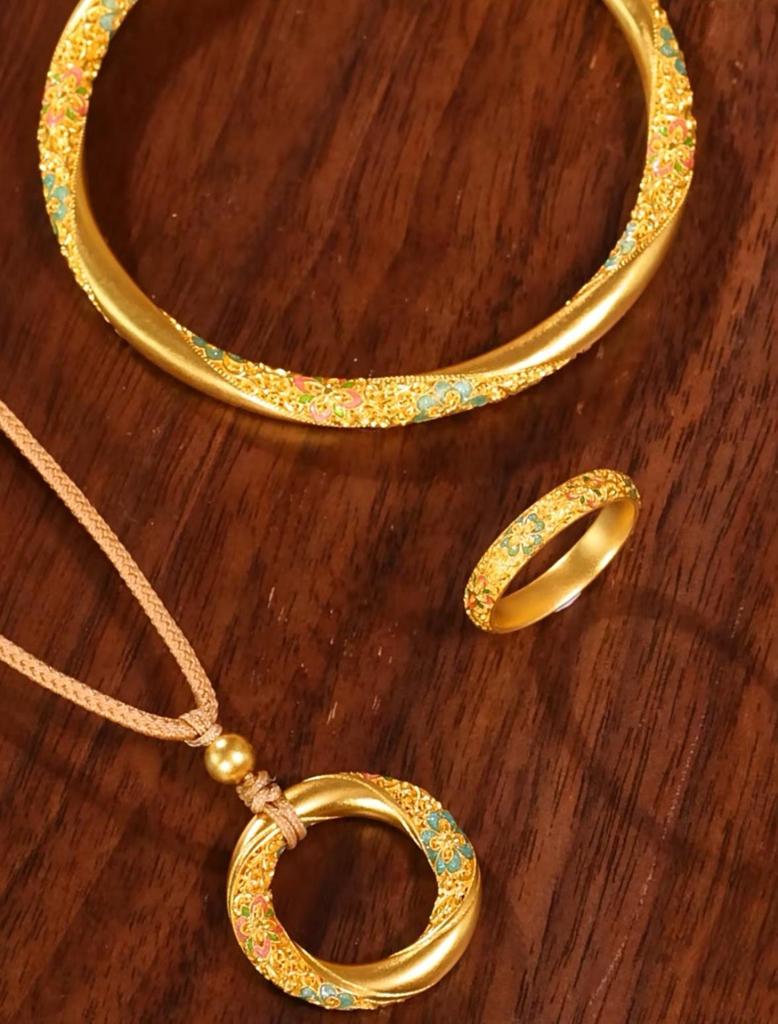 Üppiges Brokat-Vergoldungs-Set: Damen Armreif, Ring und Anhänger Schmuck im chinesischen Stil